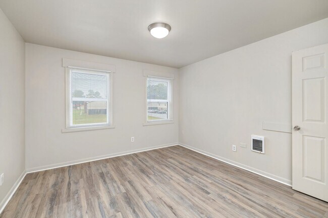 Building Photo - Newly Renovated 5 Bedroom Unit!