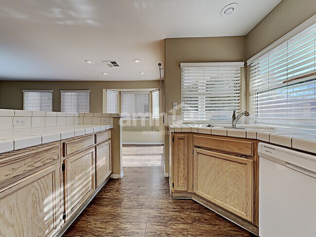 Building Photo - 1824 Glenwillow Dr