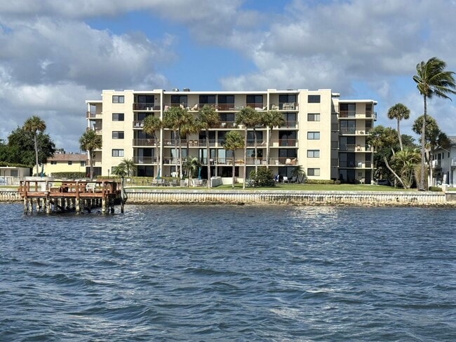Building Photo - 1202 S Lake Dr