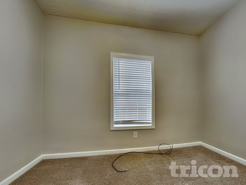 Building Photo - 440 Pebble Blvd