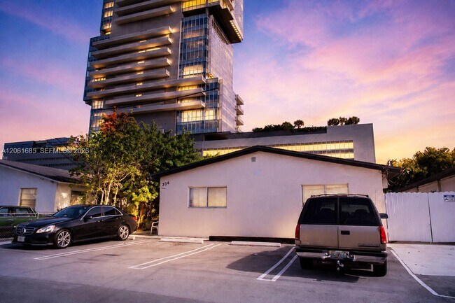 Building Photo - 304 SE 9th Ct