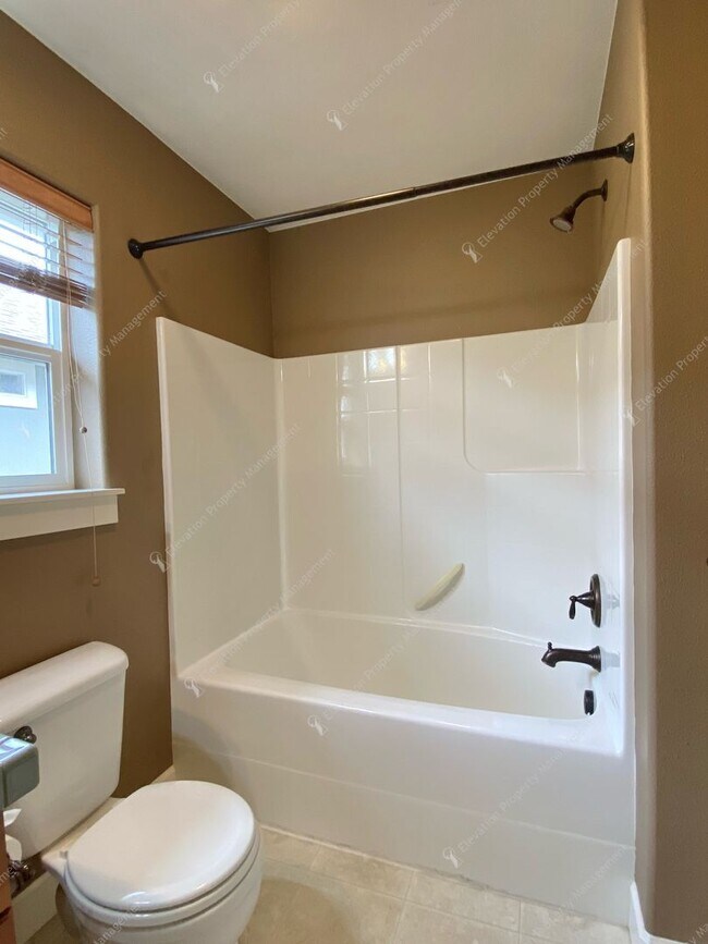 Building Photo - 3BR - 2.5 BA Charming Greenway Home in Lar...
