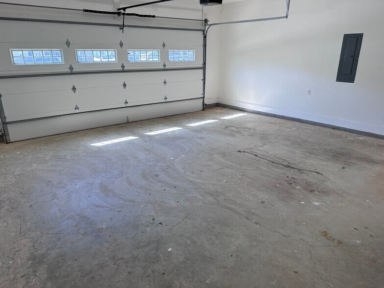 Building Photo - 226 McCowat St