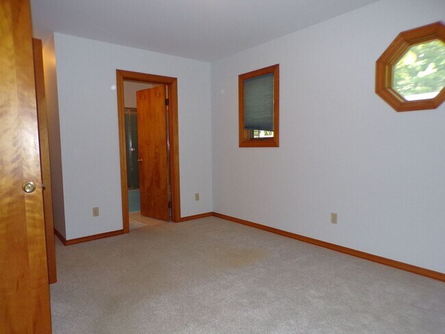 Building Photo - Move-In Ready Home Across from Ski Hill