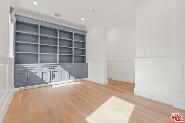 Building Photo - 1153 S Clark Dr