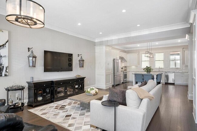 Building Photo - 112 W Starr Ave