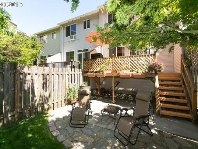 Building Photo - Beautiful Murrayhill Townhome with Dual Primary Suites & Private Backyard!