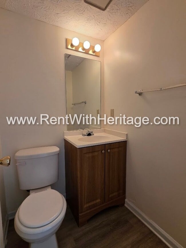 Building Photo - Amazing 3 bedroom, 2.5 bath townhome/ Great Roommate Floorplan / Great Location