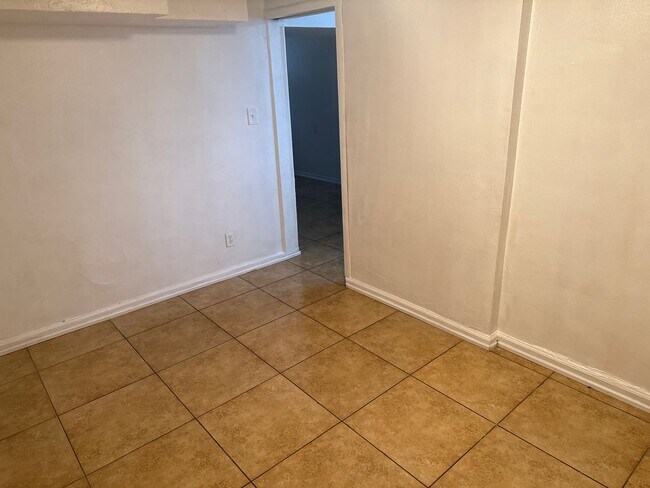 Building Photo - 618 E 21st St