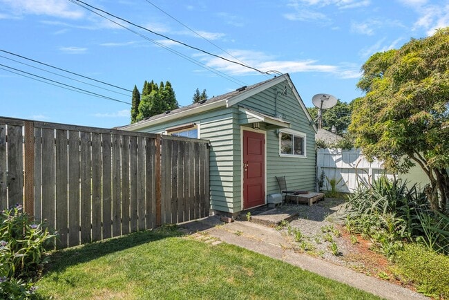 Building Photo - 521 Whitworth Ave S
