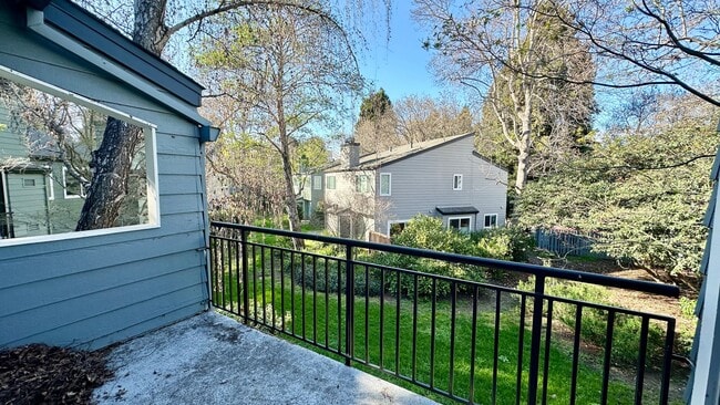 Building Photo - Incredibly Peaceful Apartment in an Urban Oasis in Emeryville!