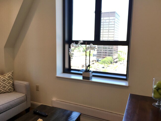Building Photo - 875 Elm St