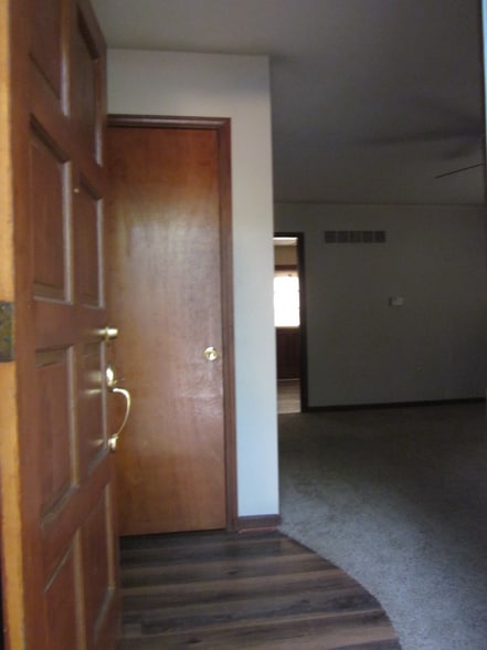 Building Photo - 427 S Cardinal Dr