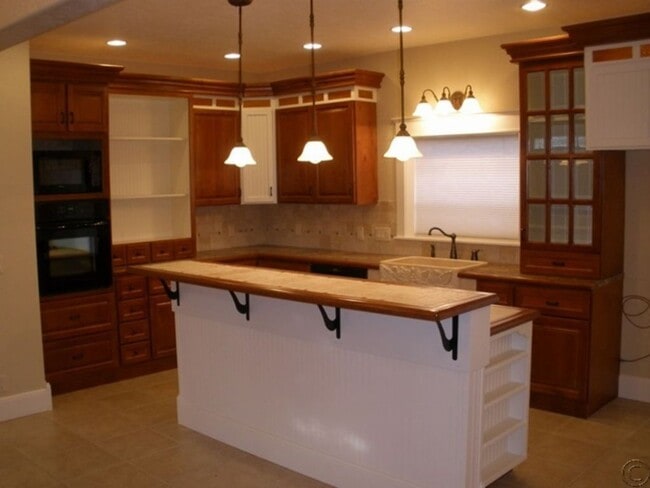 Building Photo - Stunning 4 bed, 3.75 bath Hamilton Home.