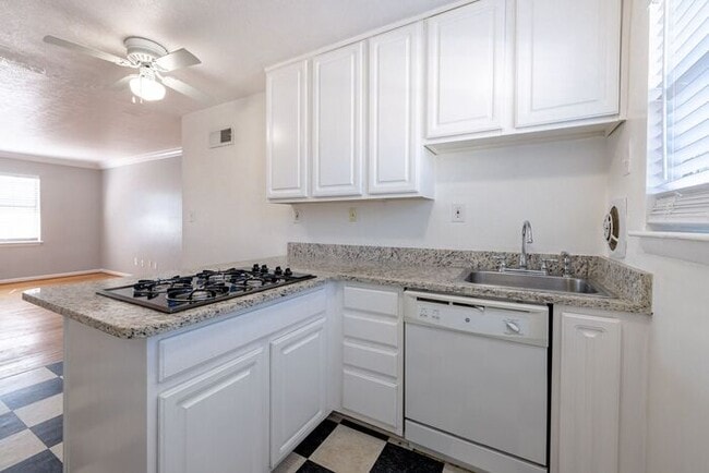 Building Photo - 950 Sq Ft 2 Bedroom Apartment in Buckhead | Second-Floor Rental at Peachtree Hills Court – Atlant...