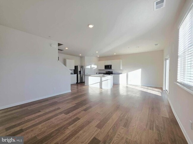 Building Photo - 374 Robbins Farm Rd