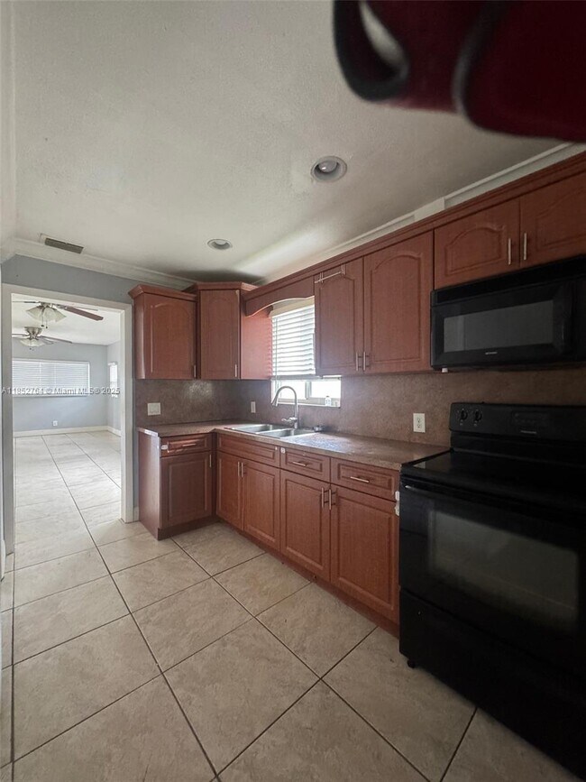 Primary Photo - 258 E 12th St