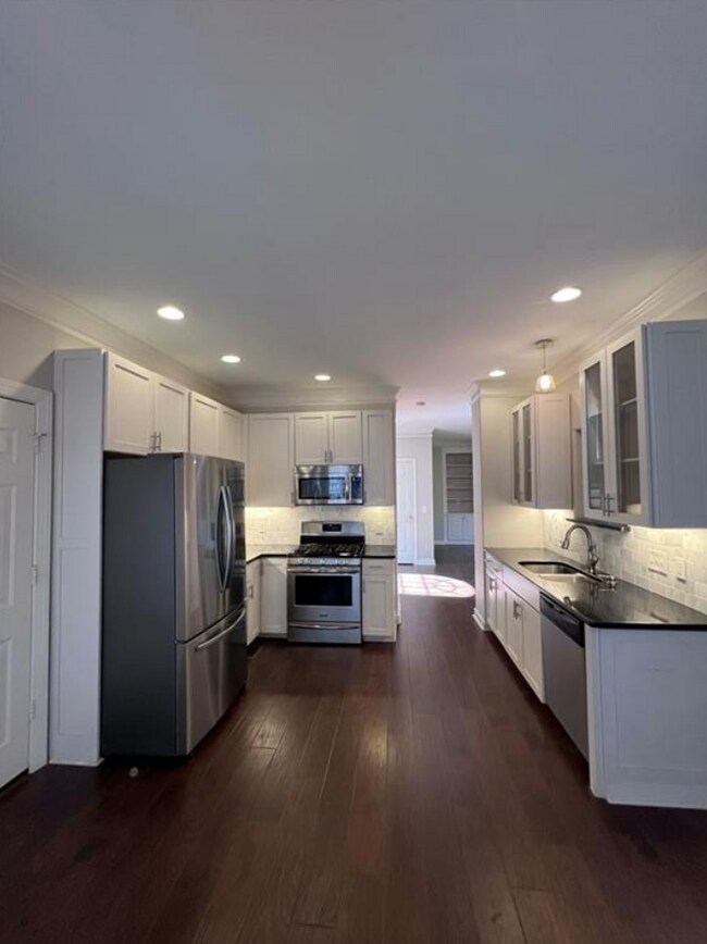 Building Photo - 145 Shoreline Walk