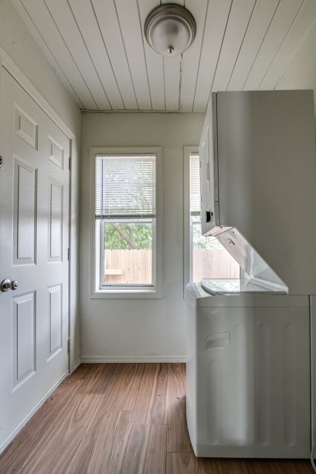Building Photo - Charming Updated 1-Bedroom Home in Great L...