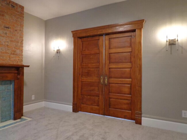 Building Photo - 557 E Whittier St