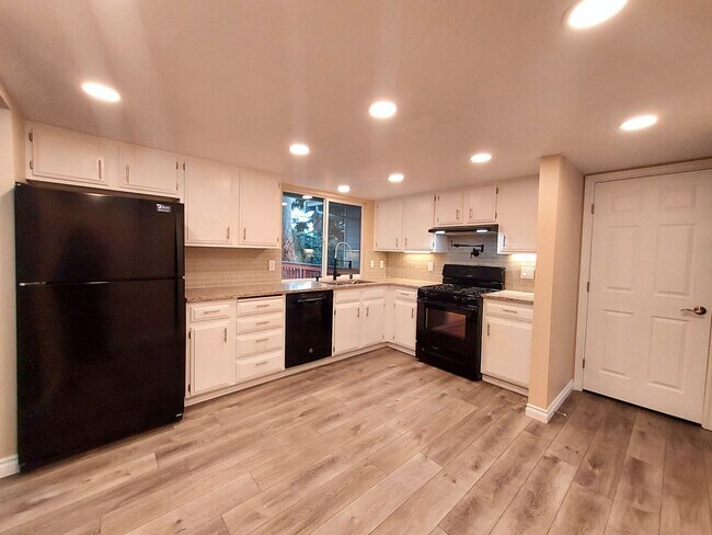 Building Photo - HUGE 5 Bedroom Home - Federal Way