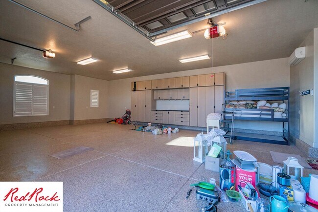 Building Photo - Stunning 2 Bedroom Fully Furnished Home. Community Pool & Mini Golf!