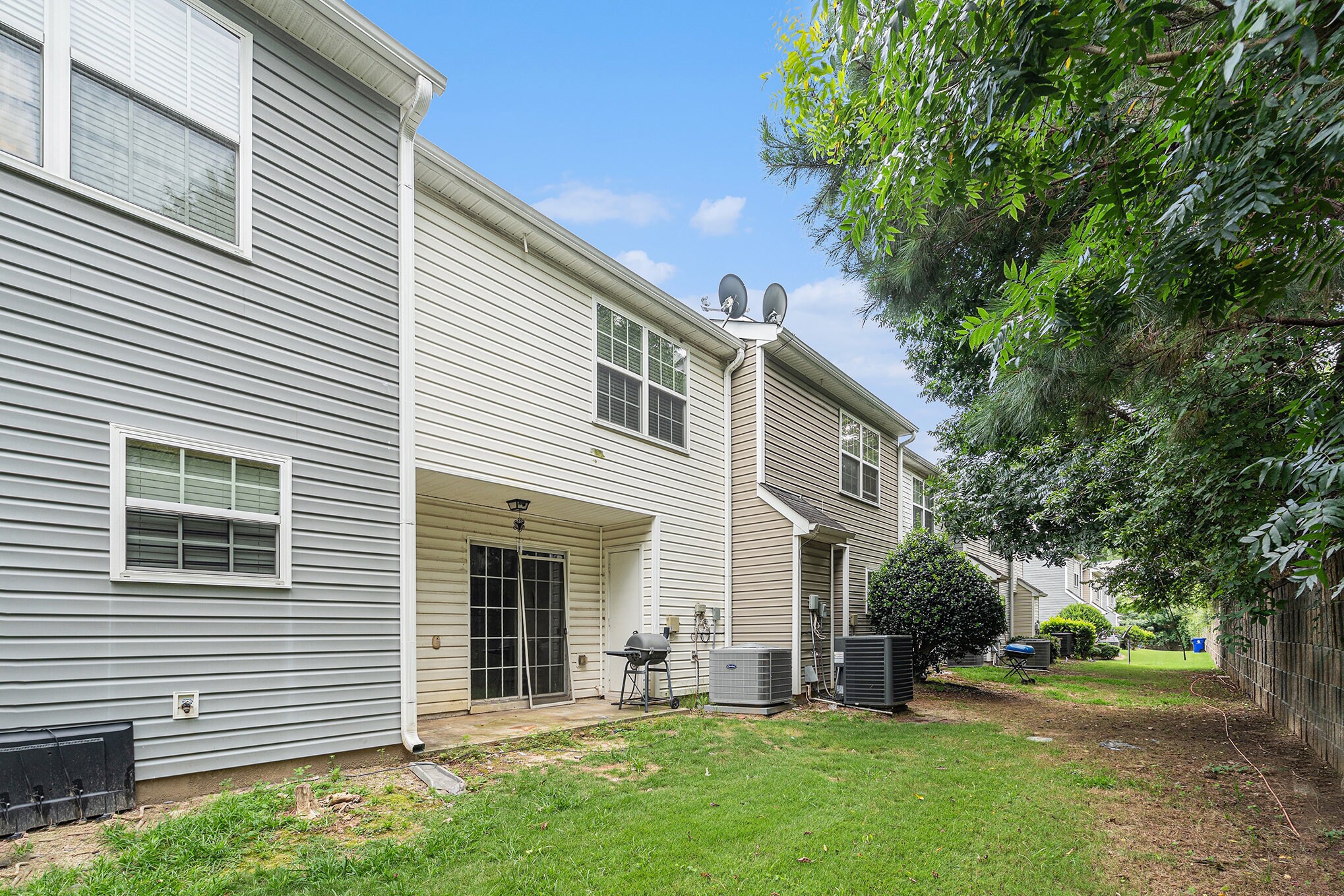 Building Photo - 703 Crestwell Cir SW
