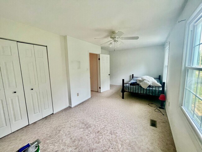 Building Photo - Charming and Spacious 3-Bedroom Home for R...