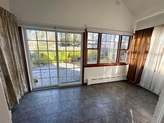 Building Photo - 84 Surrey Ln