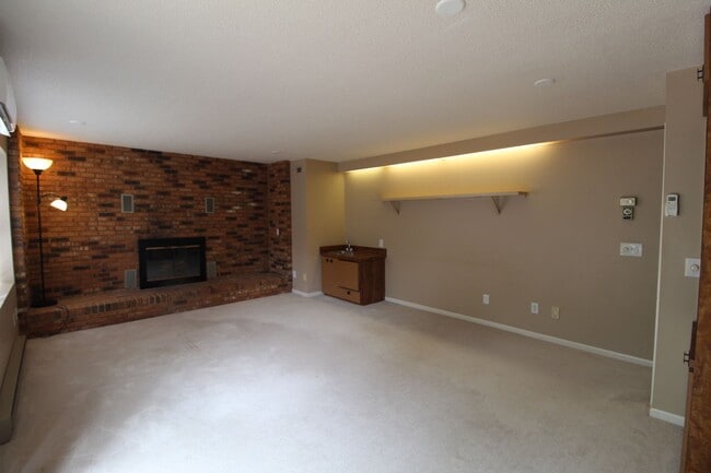 Building Photo - 907 Meadowlark Dr