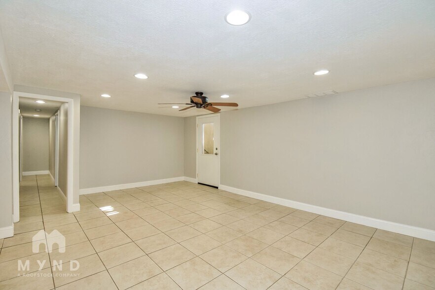 Building Photo - 381 Marquette Dr