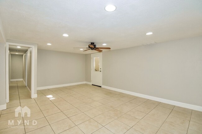 Building Photo - 381 Marquette Dr