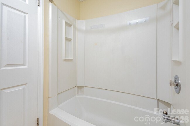 Building Photo - 3131 Vestal Pl