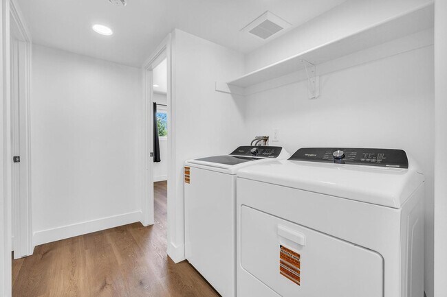 Building Photo - 6 Bedroom/4 Bath - Fully Remodeled