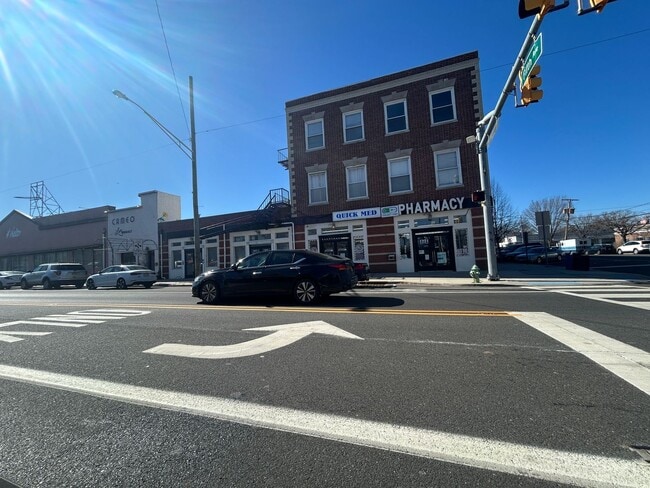Building Photo - Gorgeous 3 bedroom 1 1/2 bathroom Single F...