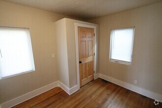 Building Photo - Right Size and a Great Location! Two bedro...