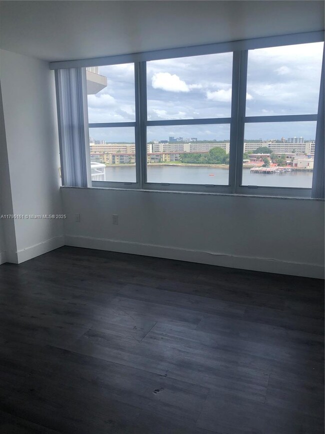 Building Photo - 18081 Biscayne Blvd