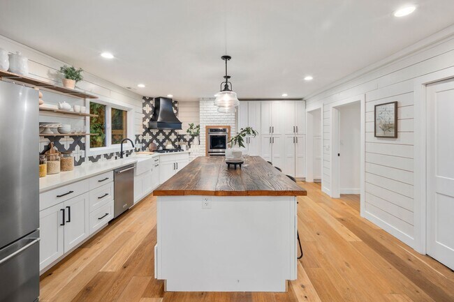 Building Photo - Redmond 4BD / 3BA Home with Central A/C on 3 Acres – Available Now