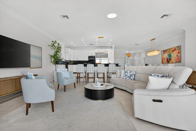 Building Photo - 513 S Riverside Dr