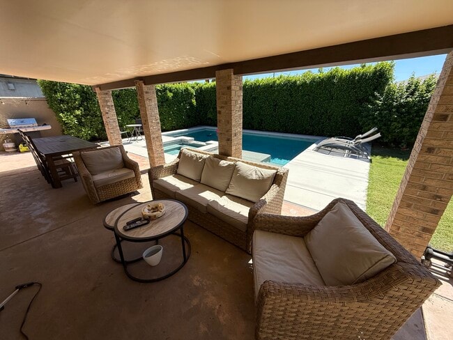 Building Photo - 8021 E Oak St