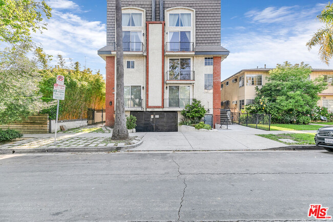 Building Photo - 815 N Las Palmas Ave