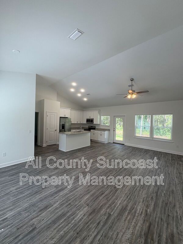 Building Photo - 545 Sunset Dr