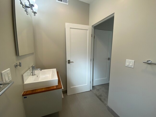 Building Photo - 2149 Carlmont Dr