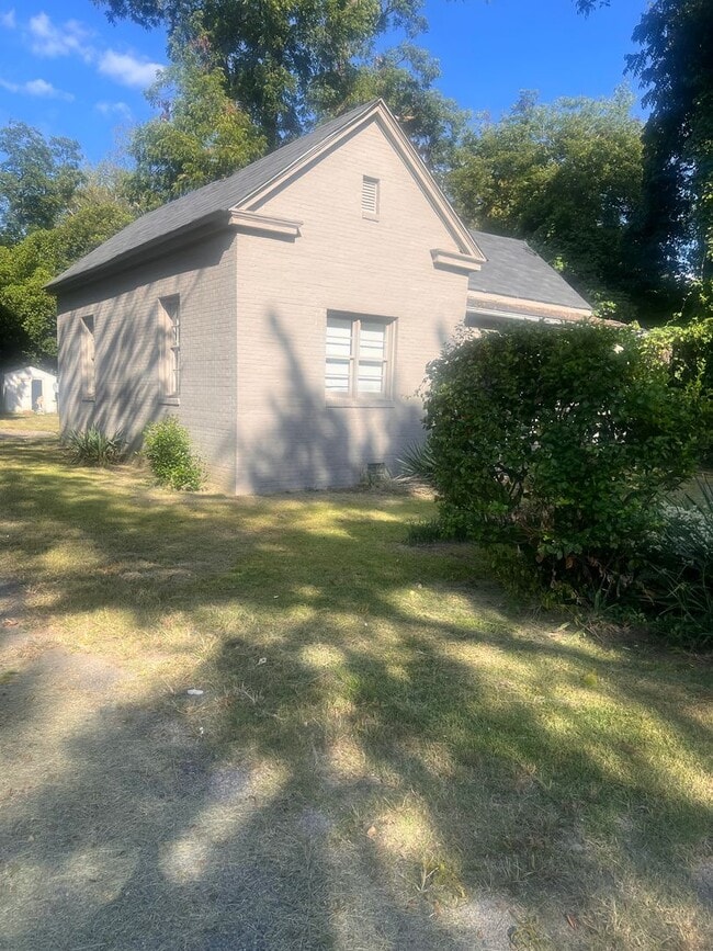Building Photo - Three Bedroom One Bath