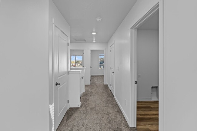 Building Photo - Comfortable and Spacious 4-Bedroom Townhom...