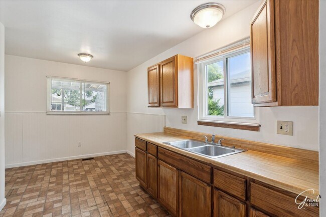 Building Photo - 3 bedroom ranch $1300 - Lease Special