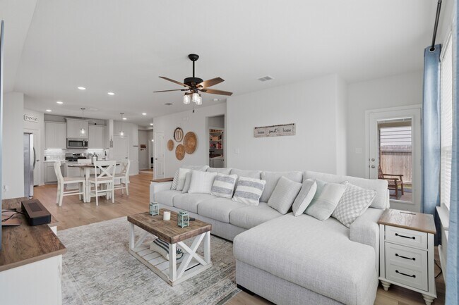 Building Photo - Bright 3-Bed Home with Island Kitchen, Private Patio, and Fenced Yard in New Braunfels