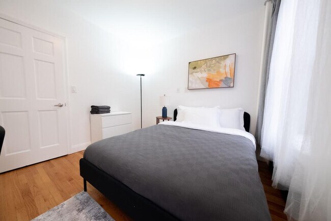 Building Photo - 302 E 104th St