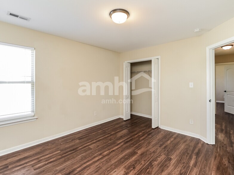 Building Photo - 113 Tannin Way