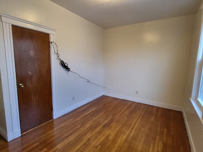 Building Photo - 19 Mora St